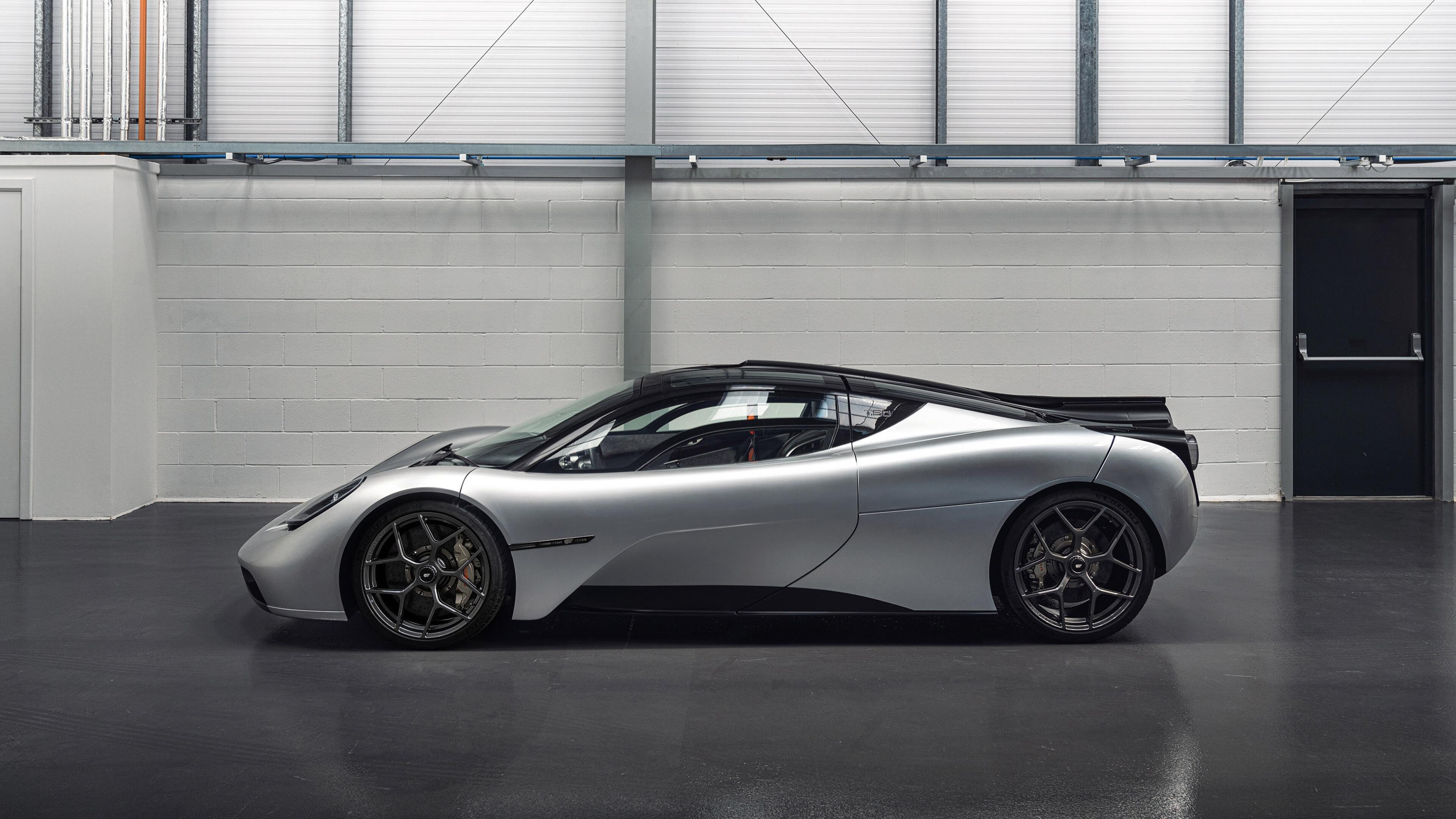 传控型中场是否更适合面对高压对抗型对手，传控打法和防守反击